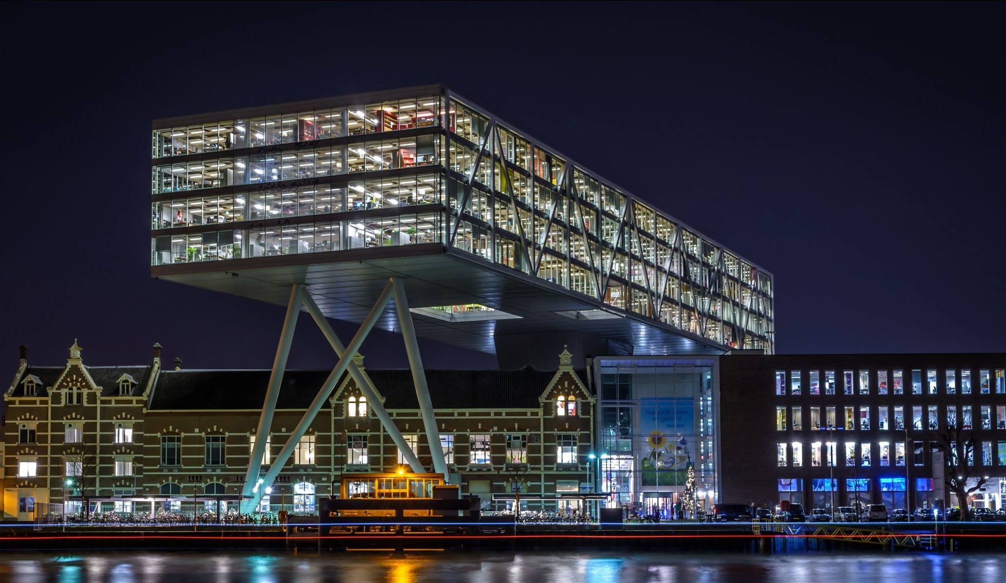 Róterdam de noche, el puente Erasmus y el horizonte